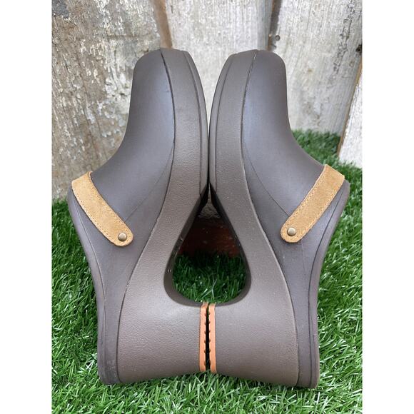 CROCS Women's Brown Sarah Heel Dual Comfort Mules Clog Suede Strap Size 9 - Picture 3 of 6